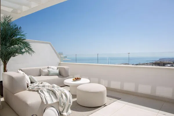 Incredible fully furnished penthouse with spectacular views in El Higuerón West, Fuengirola