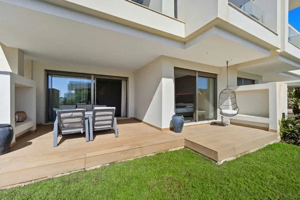Spacious elevated ground floor apartment with extra benefits in Las Mesas, Estepona