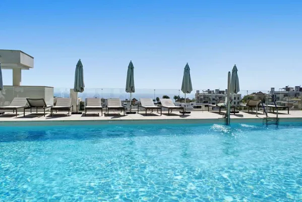 Spacious elevated ground floor apartment with extra benefits in Las Mesas, Estepona
