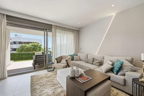 Spacious elevated ground floor apartment with extra benefits in Las Mesas, Estepona