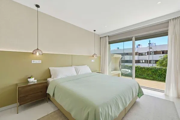 Spacious elevated ground floor apartment with extra benefits in Las Mesas, Estepona