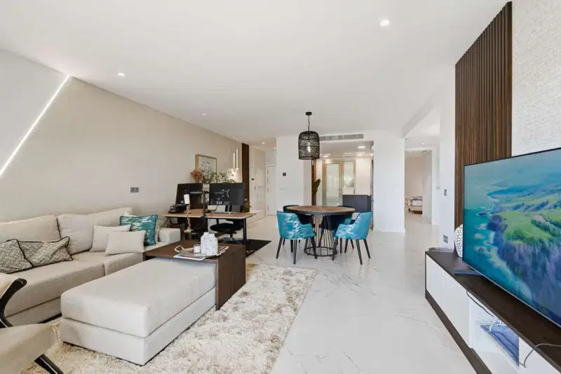 Spacious elevated ground floor apartment with extra benefits in Las Mesas, Estepona
