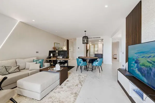 Spacious elevated ground floor apartment with extra benefits in Las Mesas, Estepona