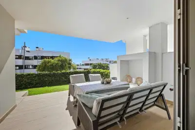 Spacious elevated ground floor apartment with extra benefits in Las Mesas, Estepona