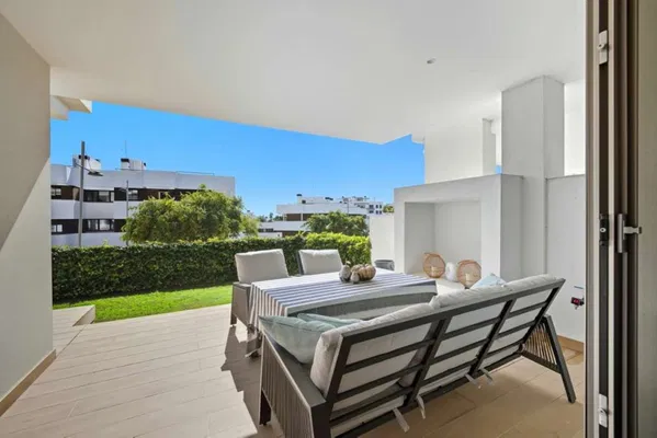 Spacious elevated ground floor apartment with extra benefits in Las Mesas, Estepona
