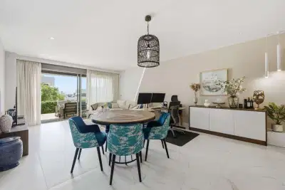 Spacious elevated ground floor apartment with extra benefits in Las Mesas, Estepona