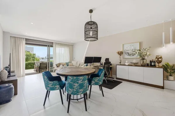 Spacious elevated ground floor apartment with extra benefits in Las Mesas, Estepona