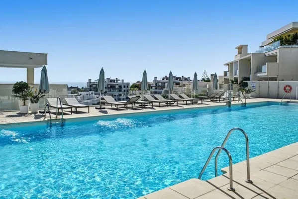 Spacious elevated ground floor apartment with extra benefits in Las Mesas, Estepona