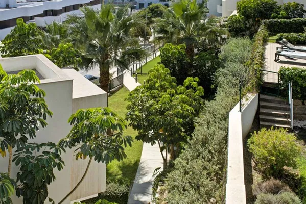 Spacious elevated ground floor apartment with extra benefits in Las Mesas, Estepona