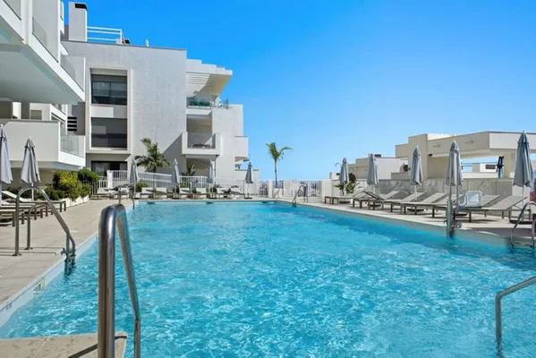Spacious elevated ground floor apartment with extra benefits in Las Mesas, Estepona