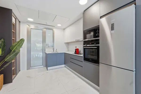 Spacious elevated ground floor apartment with extra benefits in Las Mesas, Estepona
