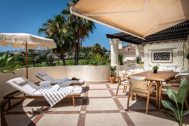 Elegant duplex penthouse with golf views in the prestigious Las Alamandas, Nueva Andalucia