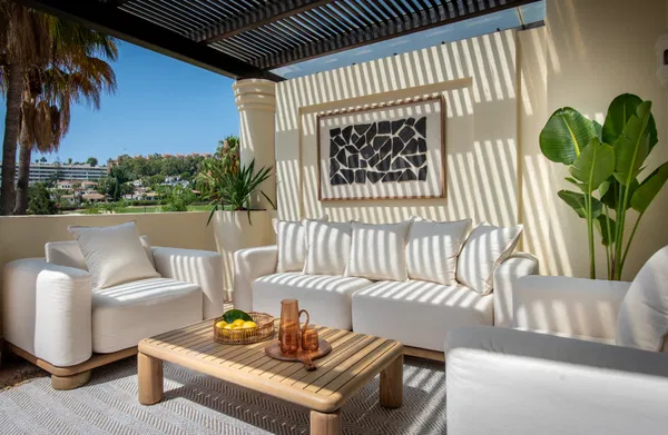 Elegant duplex penthouse with golf views in the prestigious Las Alamandas, Nueva Andalucia