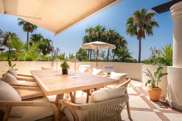 Elegant duplex penthouse with golf views in the prestigious Las Alamandas, Nueva Andalucia