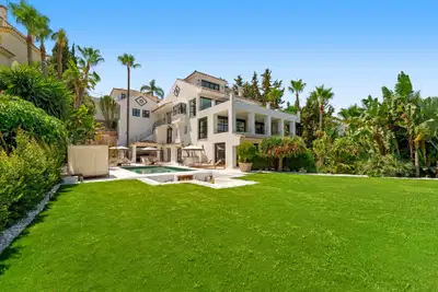 Mediterranean-style villa in the heart of Nueva Andalucía, Marbella.