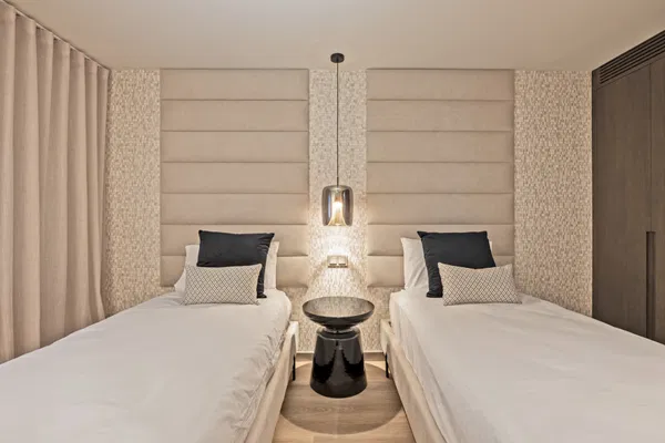 Exquisite five bedroom apartment including a garage space in Puerto Banús, Marbella