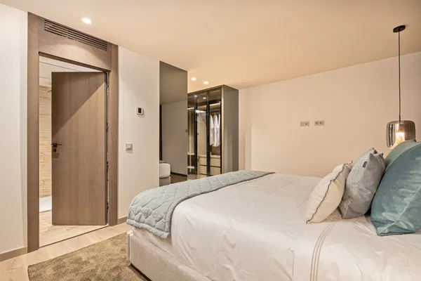 Exquisite five bedroom apartment including a garage space in Puerto Banús, Marbella