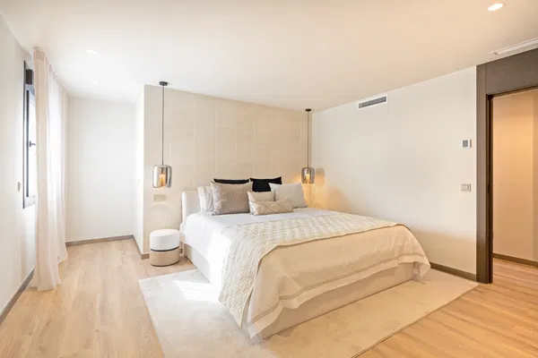 Exquisite five bedroom apartment including a garage space in Puerto Banús, Marbella