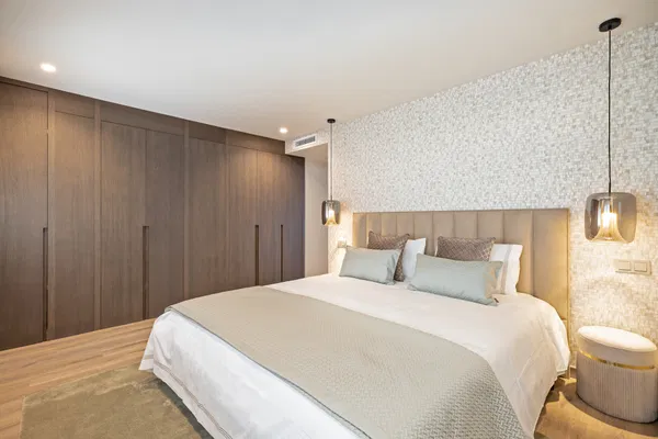Exquisite five bedroom apartment including a garage space in Puerto Banús, Marbella