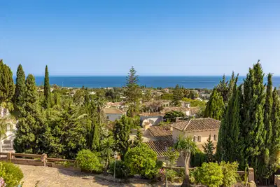 Contemporary villa with heated pool in El Rosario, Marbella East