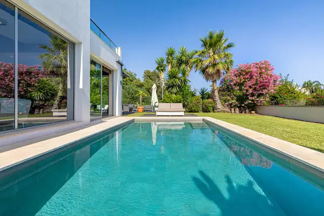Contemporary villa with heated pool in El Rosario, Marbella East