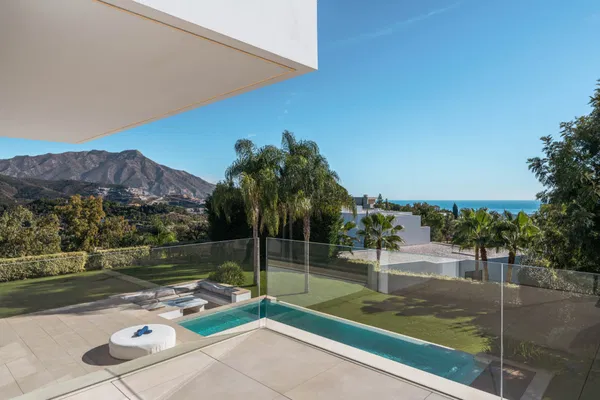 Elegant contemporary villa with sea views in the gated community of El Madroñal, Benahavís