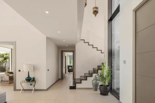 Elegant contemporary villa with sea views in the gated community of El Madroñal, Benahavís