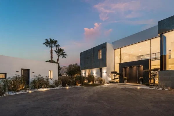 Elegant contemporary villa with sea views in the gated community of El Madroñal, Benahavís