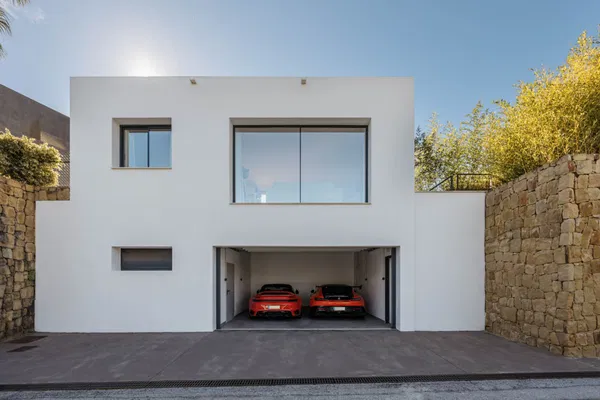 Elegant contemporary villa with sea views in the gated community of El Madroñal, Benahavís