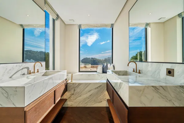 Architectural masterpiece with panoramic sea & mountain views in El Madroñal, Benahavís