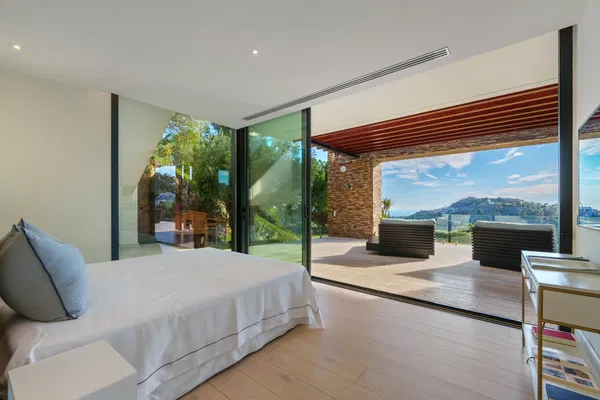 Architectural masterpiece with panoramic sea & mountain views in El Madroñal, Benahavís