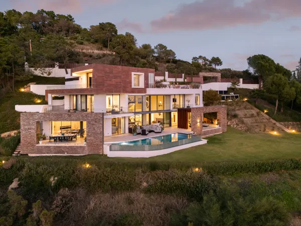 Architectural masterpiece with panoramic sea & mountain views in El Madroñal, Benahavís