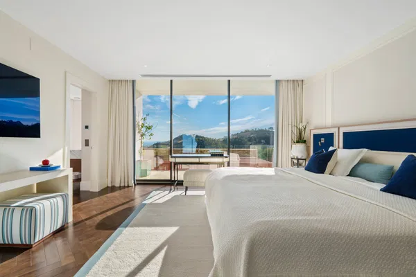 Architectural masterpiece with panoramic sea & mountain views in El Madroñal, Benahavís