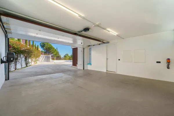 Architectural masterpiece with panoramic sea & mountain views in El Madroñal, Benahavís