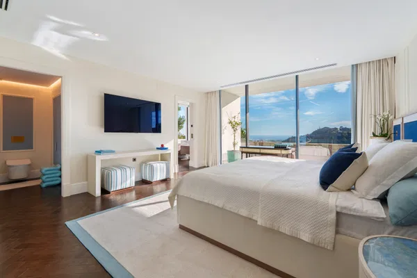 Architectural masterpiece with panoramic sea & mountain views in El Madroñal, Benahavís