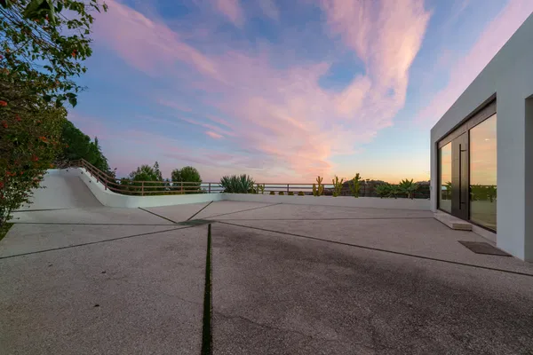 Architectural masterpiece with panoramic sea & mountain views in El Madroñal, Benahavís