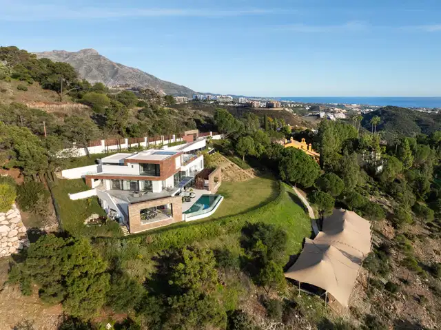 Architectural masterpiece with panoramic sea & mountain views in El Madroñal, Benahavís