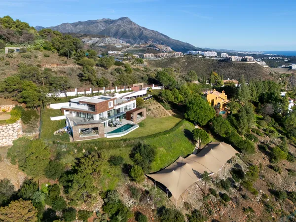 Architectural masterpiece with panoramic sea & mountain views in El Madroñal, Benahavís