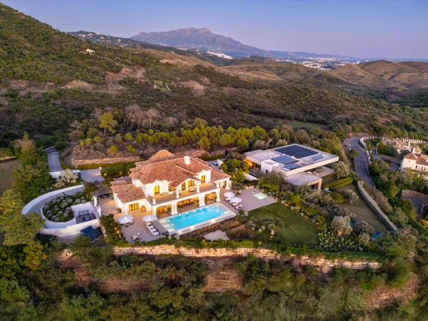 Exclusive mansion with panoramic views of the sea and coastline at Marbella Golf Club Resort, Benahavís