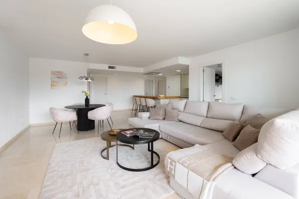Ground floor residence with sea and mountain views in Nueva Andalucia, Marbella