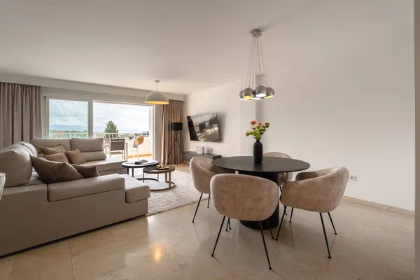 Ground floor residence with sea and mountain views in Nueva Andalucia, Marbella