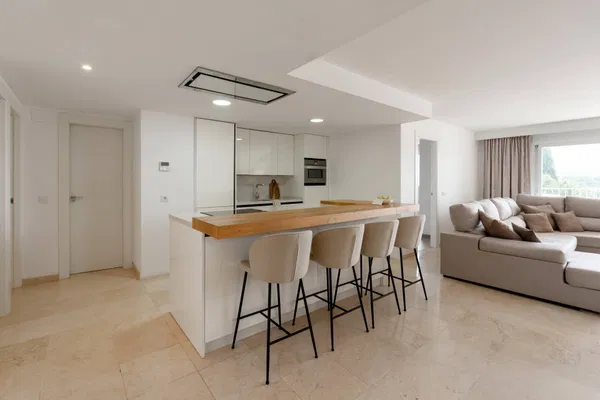 Ground floor residence with sea and mountain views in Nueva Andalucia, Marbella