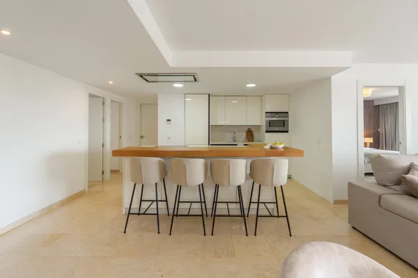 Ground floor residence with sea and mountain views in Nueva Andalucia, Marbella