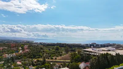 Ground floor residence with sea and mountain views in Nueva Andalucia, Marbella