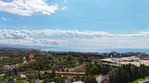 Ground floor residence with sea and mountain views in Nueva Andalucia, Marbella