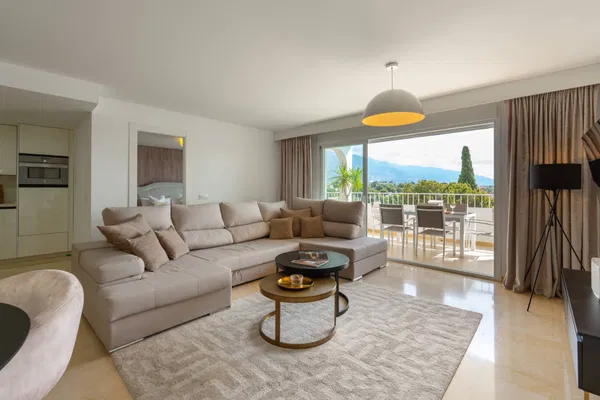 Ground floor residence with sea and mountain views in Nueva Andalucia, Marbella