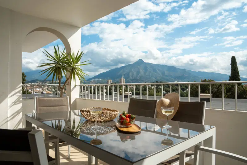 Ground floor residence with sea and mountain views in Nueva Andalucia, Marbella