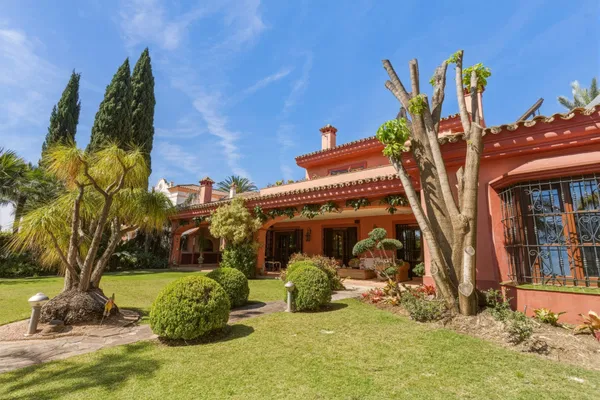 Traditional Andalusian frontline golf villa in Guadalmina Alta, Marbella