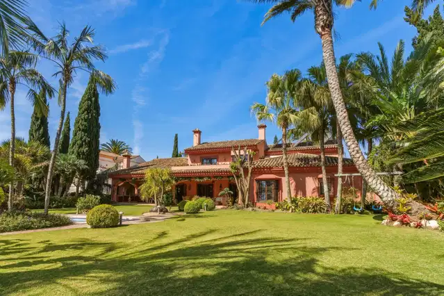 Traditional Andalusian frontline golf villa in Guadalmina Alta, Marbella