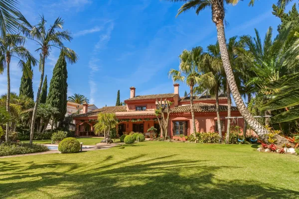 Traditional Andalusian frontline golf villa in Guadalmina Alta, Marbella